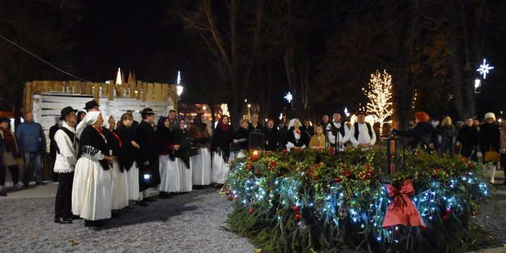 Upaljena druga adventska svijeća ispred katedrale sv. Terezije Avilske